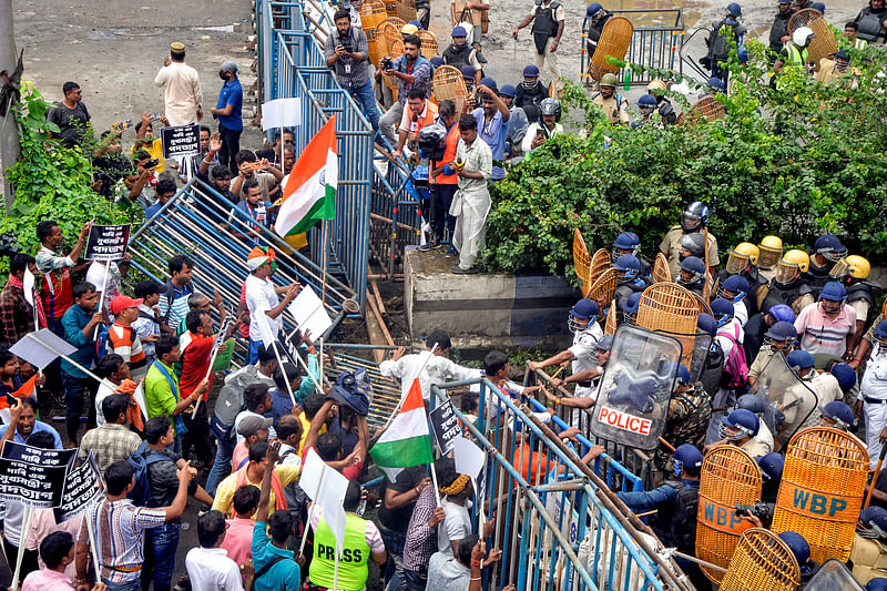 Protesters try to break the barricades as they carry out ‘Nabanna Abhiyan’ march over RG Kar Medical College and Hospital rape-murder case, at Santragachi in Howrah on 27 August 2024